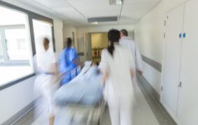 Lekarze na korytarzu szpitala